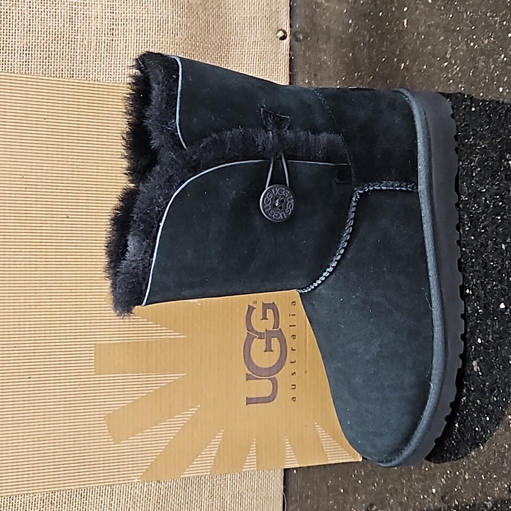 NEW UGG KIDS BAILEY BUTTON BLACK